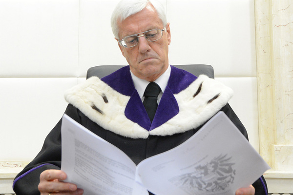 Der VfGH gibt bekannt, ein Verordnungsprüfungsverfahren gegen die autonome Vorschreibung der Gebühren durch die Unis einzuleiten. Studiengebühren würden unterliegen einer besonderen staatlichen Verantwortung, heißt es von VfGH-Präsident Gerhart Holzinger.