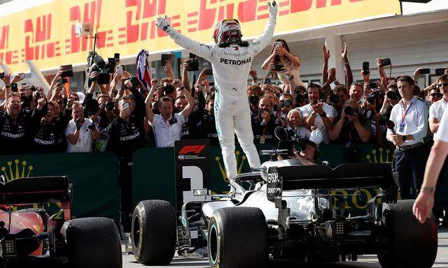 Lewis Hamilton lässt sich feiern