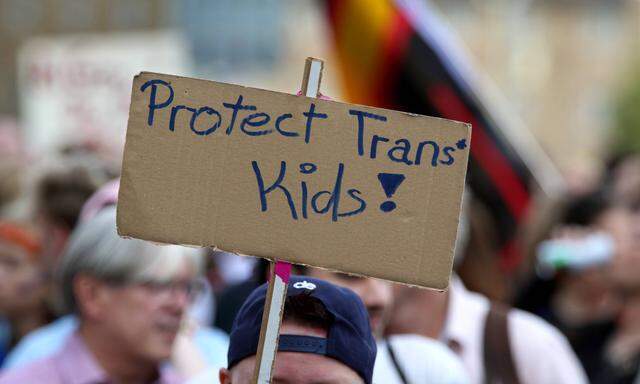 Christopher-Street-Day-Demoteilnehmer am 5. August in Kassel trägt ein trägt Protestschild: „Protect Trans*Kids“
