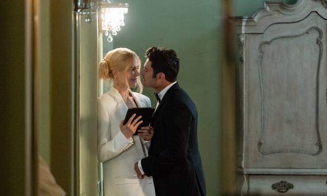 Nicole Kidman (57) und Zac Efron (36) als Liebespaar: Bevor sie sich küssen, muss er sie sich erst einmal jung reden. 