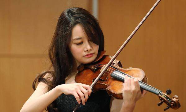 Die 34-jährige Südkoreanerin Bomsori Kim mit ihrer Geige - eine Guarneri von 1725. 