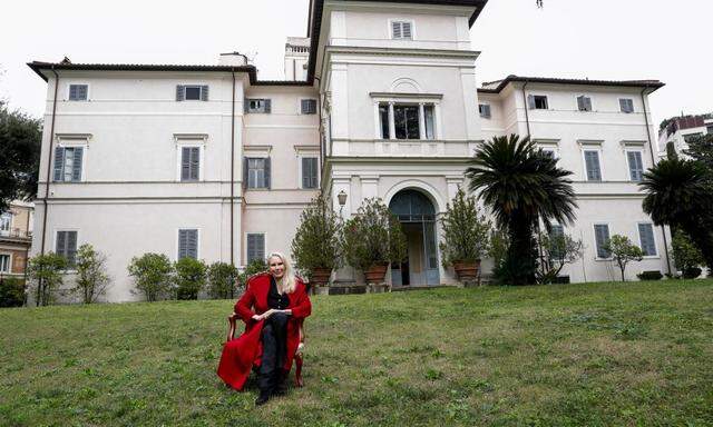 Von den Treppen des Kapitols vor die Villa in Rom: Rita Carpenter Boncompagni Ludovisi vor der Villa ihres verstorbenen Mannes, aus der sie jetzt ausziehen musste. 