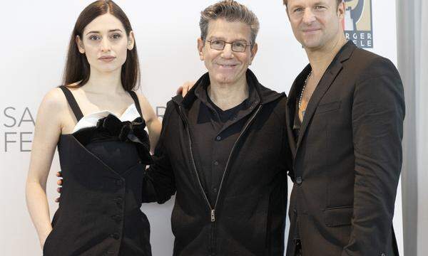 Schauspielerin Deleila Piasko, Regisseur Robert Carsen und Schauspieler Philipp Hochmair bei der Präsentation des „Jedermann“ 2024