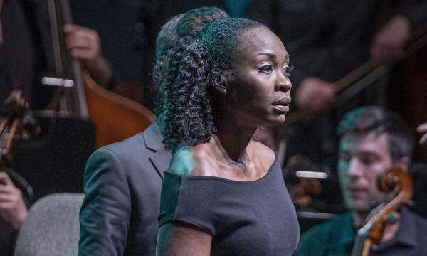 Singt mit melancholisch gedeckten, fürs Leiden prädestiniert wirkenden Farben: Jeanine De Bique als Mayaprinzessin Teculihuatzin.