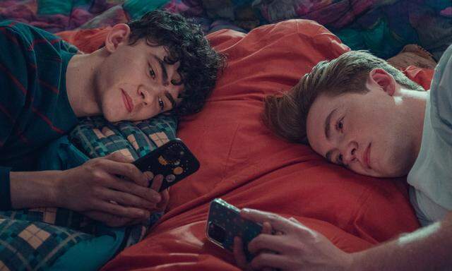 Charlie (Joe Locke) und Nick (Kit Connor) schicken sich viele Nachrichten mit Herz-Emojis.