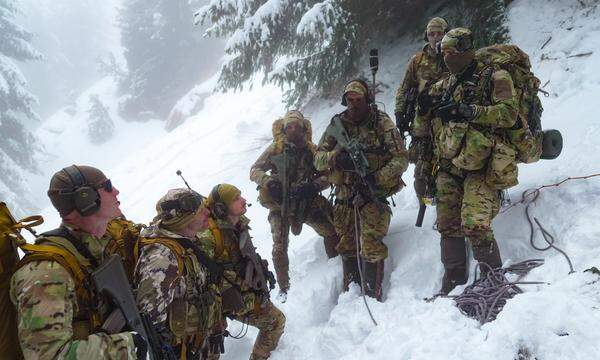 Die Soldaten des Jagdkommandos (auf der rechten Seite) bleiben unerkannt