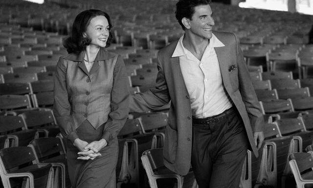 Jewfacing? Bradley Cooper als Leonard Bernstein, mit Carey Mulligan als Felicia Montealegre, im Film „Maestro“. 