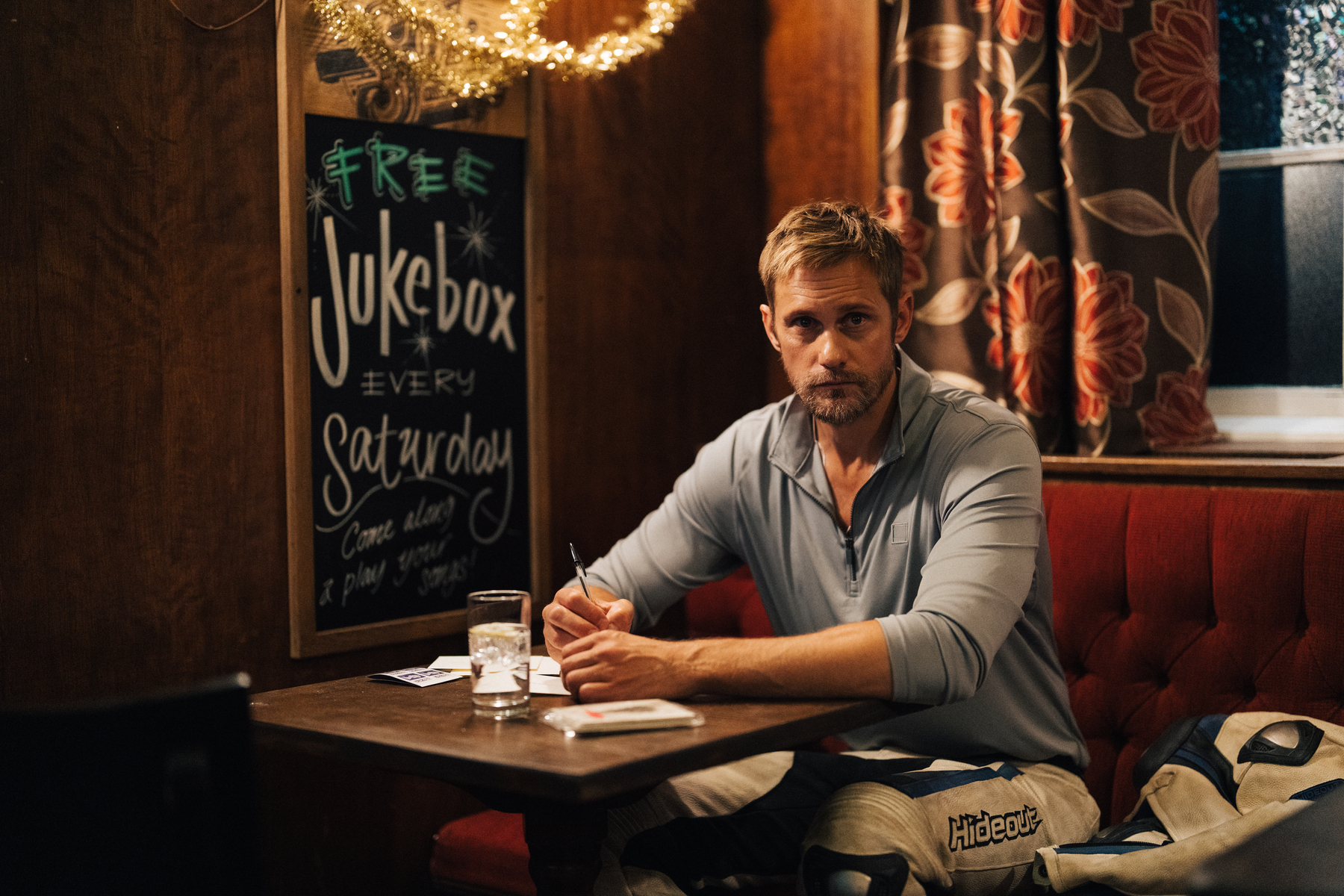 „Ich wollte einen Vater mit grauem Anzug und Aktenkoffer“: Alexander Skarsgård im Interview [premium]