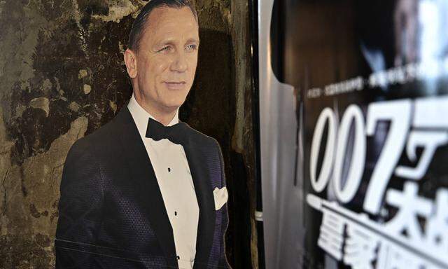 Die „Süddeutsche Zeitung“ widmet ein „Thema des Tages“ der Causa BVT: Mit „Liebe Grüße nach Moskau“ wird es in Anspielung auf James Bond angekündigt. (Bild aus einer Bond-Ausstellung in Bochum 2021).