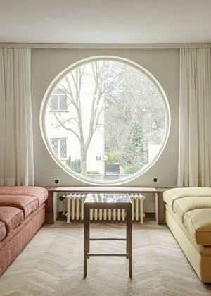 Bisher durfte man nur hinaufschmachten von der Wenzgasse 12 zum charakteristischen „Mondfenster“, jetzt darf man auch hinausschauen.