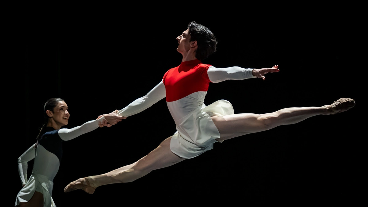 -American-Signatures-an-der-Volksoper-Ballett-mit-Bockspr-ngen-und-H-ftschwung-premium-
