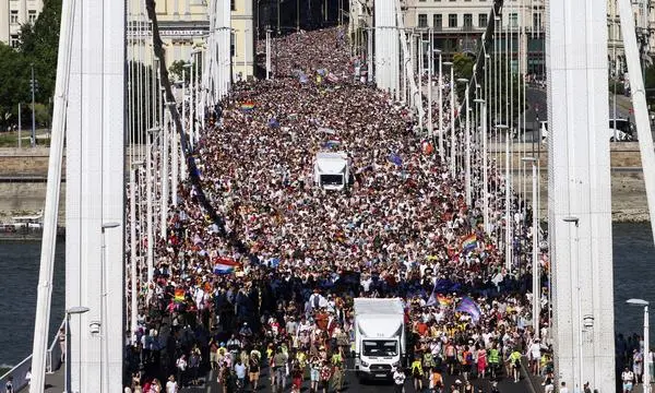 Sollte im Erste-Video nicht zu sehen sein: die von der Orbán-Regierung verfemte heurige Pride Parade in Budapest. 