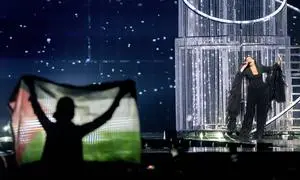 Beim Auftritt von Israels Kandidatin Yuval Raphael in Basel hielt ein Besucher die palästinensische Flagge hoch 