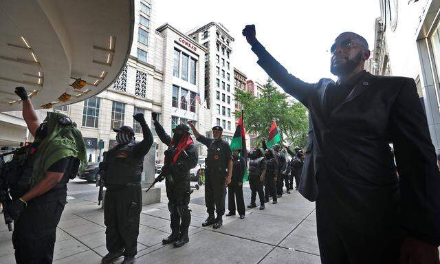 Der heute 42-jährige Kémi Séba war eine Zeitlang Repräsentant der in Washington stationierten New Panther Party (hier eine Demonstration in Indianapolis mit Mitgliedern der Bewegung), deren Kampf gegen „weißen Rassismus“ selbst Rassismus enthält.
