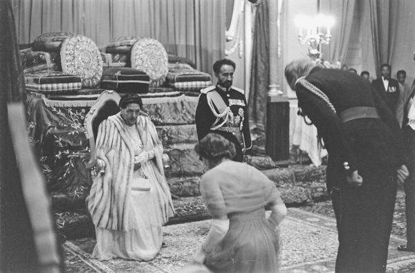 Königin Elizabeth II. muss sich vor dem äthiopischen Kaiser Haile Selassie verbeugen, weil der einen höheren Adelsrang hat – das ist Balsam auf die Seelen von Schwarzen, die unter dem britischen Empire gelitten haben. Nur leider falsch: Die Queen ist gar nicht auf dem Foto zu sehen, sondern andere Ehrengäste auf einer Thronjubiläumsfeier von 1955. 