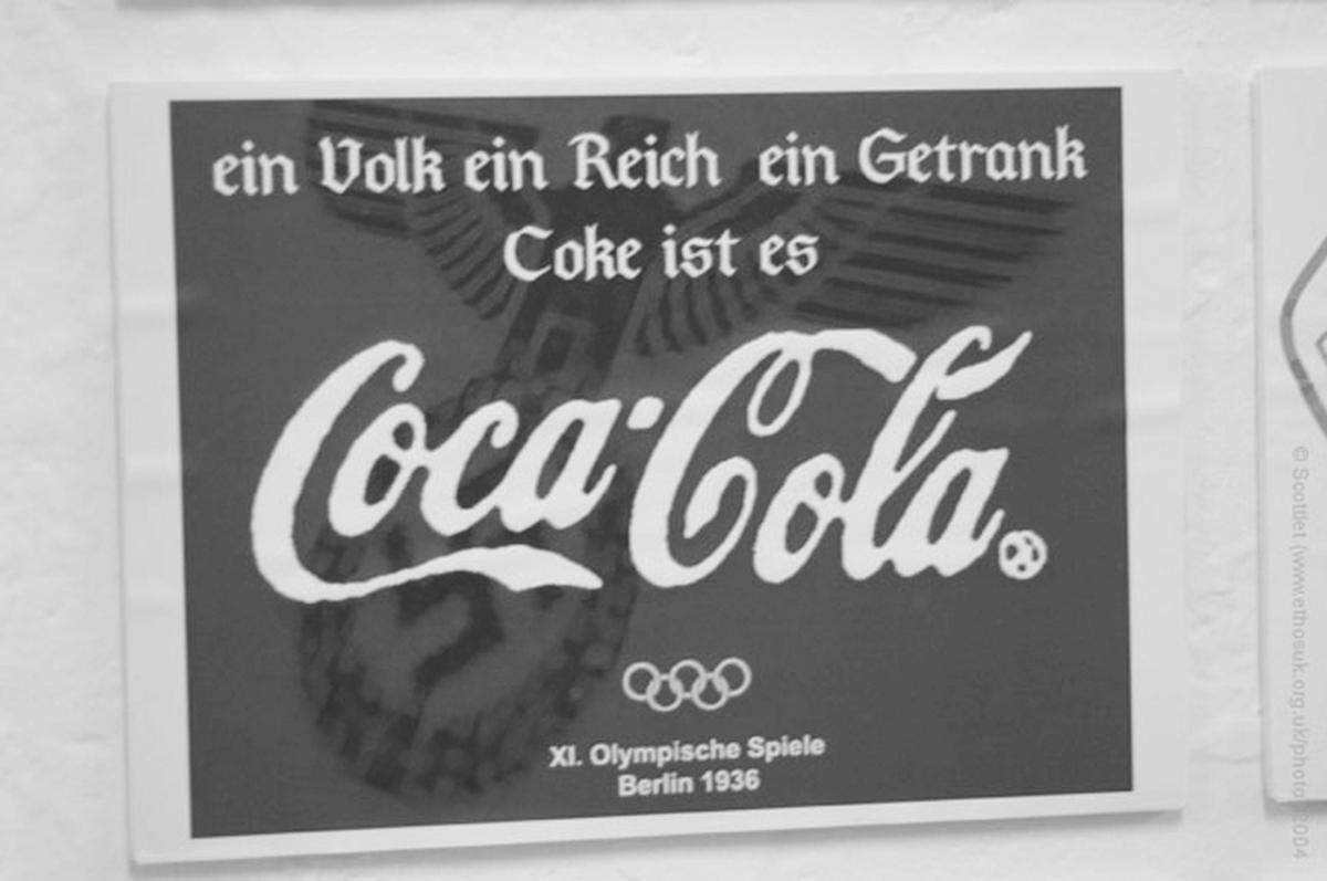 Ein Skandal! Coca-Cola hat die Olympischen Spiele der Nazis 1936 in Berlin gesponsert, mit solchen Plakaten! Beruhigen wir uns: Der Konzern hat zwar mit dem Dritten Reich Geschäfte gemacht. Aber das Bild stammt aus einer Ausstellung in London, für die man Künstler eingeladen hatte, sich kreativ mit diesem dunklen Fleck in der Coca Cola-Geschichte auseinanderzusetzen.