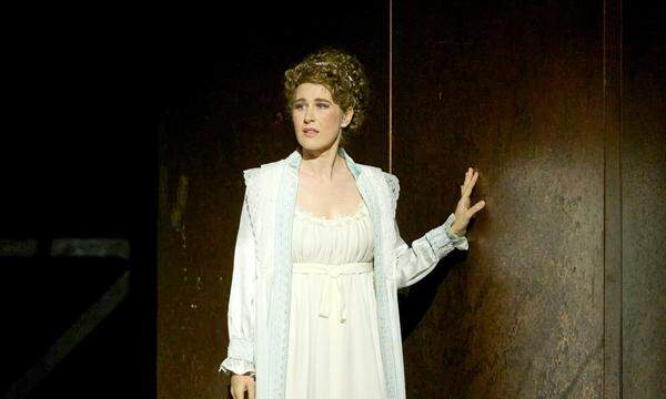 Erst die Angst um ihr Leben brachte sie eindringlich über die Bühne: Nicole Car als Desdemona.