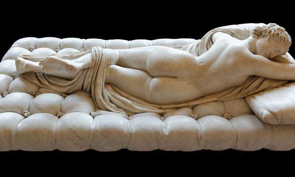 Ob sie sich zu Berninis schlafendem Hermaphroditen setzt oder einen steinernen Löwen küsst - Autorin Jakuta Alikavazovic ist eine des Louvre würdige Bettgängerin.