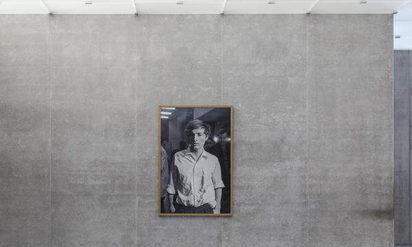 Die schönste Brus-Ausstellung, die es je gab: Auf dem Foto der junge Brus, so ähnlich dem jungen Oskar Werner. 