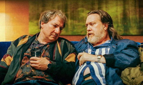 Gerri Tschach (Robert Palfrader) und Richard Pfeisinger (Nicholas Ofczarek) sind wieder vereint: Sie wollen das Jahr 1986 wiederbeleben. 