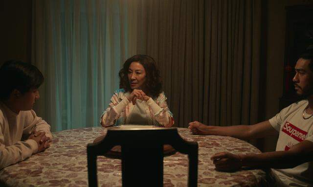  Sam Song Li spielt den sanften Bruce Sun, Oscar-Preisträgerin Michelle Yeoh Mama Sun und Justin Chien den kampferprobten Charles Sun 