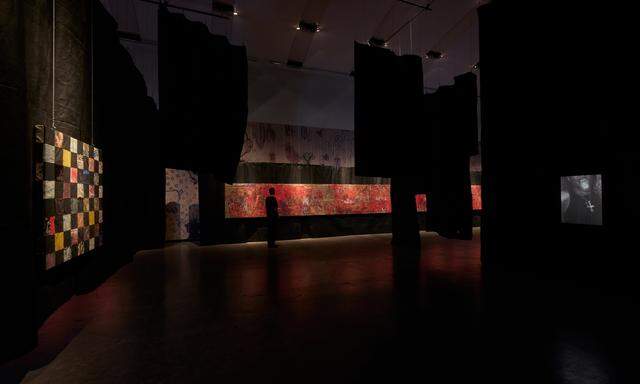 Ein schwarzes Labyrinth: Ausstellungsansicht aus „Jazz“ in der Kunsthalle Wien.