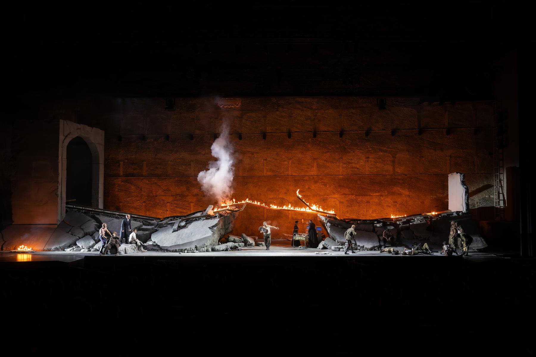 Na Salzburških slavnostih uprizorjena distopična opera "Tri sestre" Petra Eötvösa