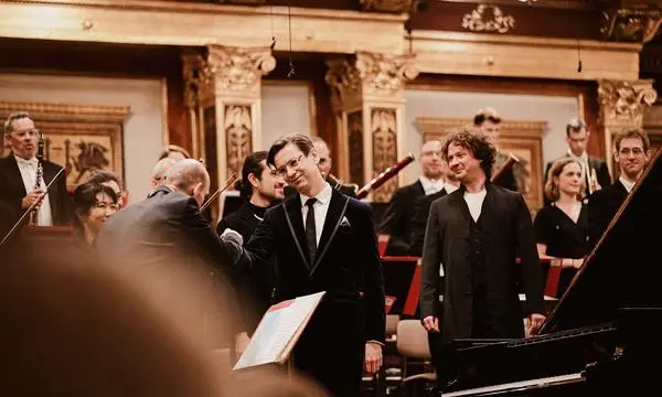 Der Pianist Víkingur Ólafsson und der Dirigent Santtu-Matias Rouvali mit dem Philharmonia Orchestra zu Gast im Musikverein.
