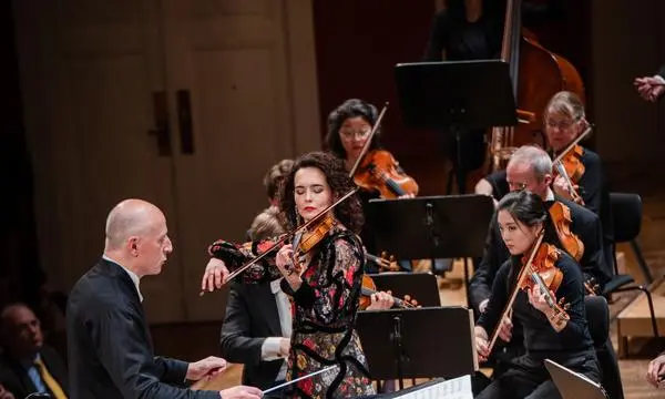 Jugendwerke nicht nur von Schubert, sondern auch von Richard Strauss: dessen Violinkonzert mit Alina Baeva und der Deutschen Kammerphilharmonie Bremen unter Paavo Järvi