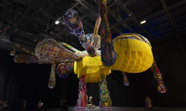 Joana Vasconcelos’ überdimensionale, von der Decke hängende Stoffskulptur ist ein Highlight der Kunstmesse.