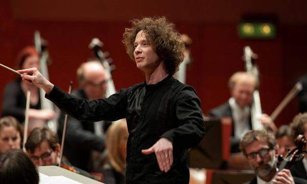 Der Musik seines Landsmanns Sibelius ist er besonders verbunden: der demnächst 38-jährige finnische Dirigent Santtu-Matias Rouvali, hier mit dem Philharmonia Orchestra London.