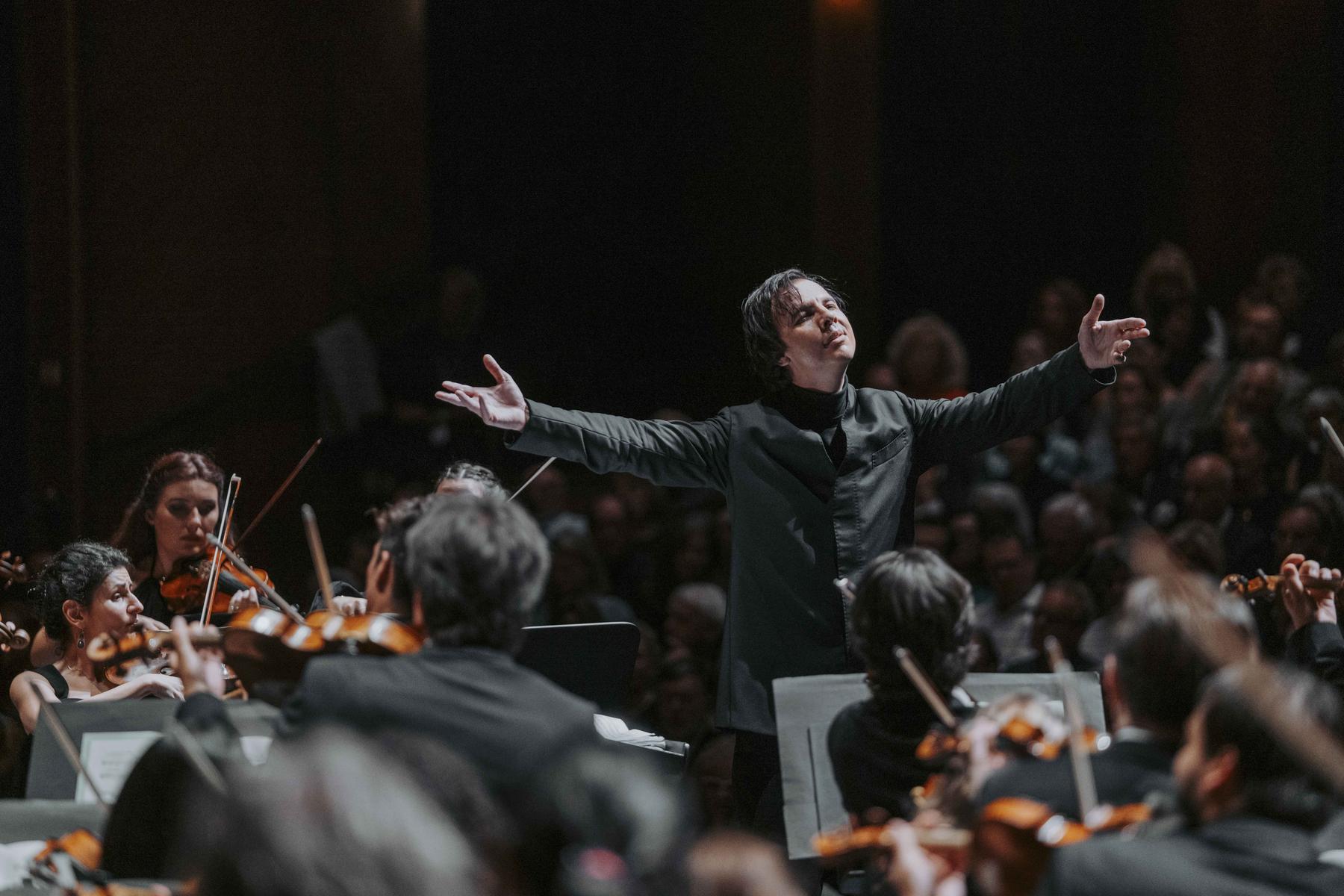 Teodor Currentzis in Utopia navdušila na Salzburških slavnostih s Šostakovičem in Mahlerjem