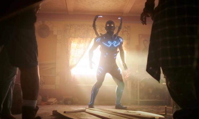 Xolo Mariduena als Blue Beetle. Der Superhelden-Film floppte an den Kinokassen.