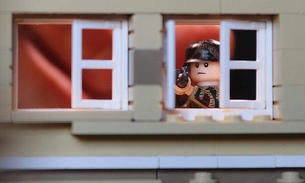 Dem Krieg zuschauen wie einem Spektakel - das gilt nicht nur für die untergehende k. und k. Monarchie: Lego-Scharfschütze aus einem Lego-Stop-Motion-Kriegsfilm von Konstantin Starowerow. 