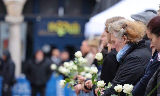 Menschen beim Begräbnis des ermordeten Lehrers Dominique Bernard am 19. Oktober in Arras: fast genau drei Jahre nach dem ebenfalls islamistisch motivierten Mord am Lehrer Samuel Paty.  