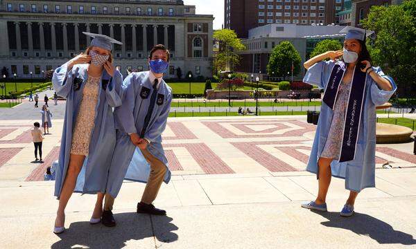 Wer weiß, vielleicht hat auch ihre Platzierung in der alphabetischen Namensliste ihre Noten beeinflusst? Studenten an der Columbia University 2020.