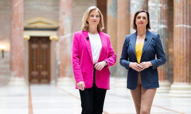 Neos-Parteivorsitzende Beate Meinl-Reisinger und Moderatorin Susanne Schnabl am Freitag im Parlament, wo das Gespräch aufgezeichnet wurde