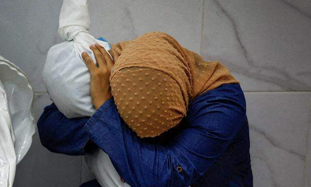 Inas Abu Maamar, hält ihre tote Nichte Saly in einem Krankenhaus im Gazastreifen. 