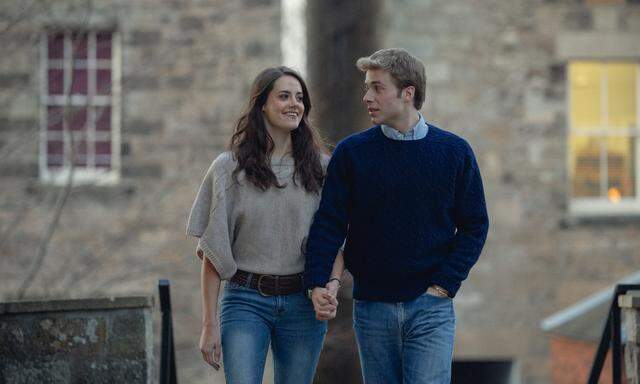 Auch sie sind Thema in Staffel sechs: Kate Middleton (Meg Bellamy) und Prinz William (Ed McVey).