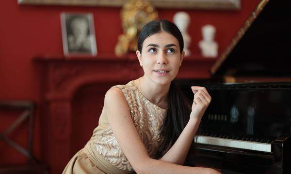 Sie verfügt über eine über alle Maßen erhabene Technik - und sie spielt mit einer erstaunlichen Selbstverständlichkeit: Alexandra Dovgan, erst 16, gastierte schon drei Mal im Wiener Konzerthaus.