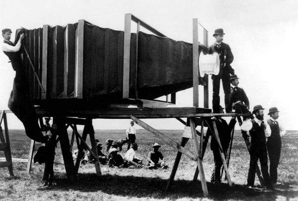 Dieses riesige Gerät soll die erste Kamera der Welt gewesen sein, für die es noch ein ganzes Team brauchte, um sie zu bedienen. Eine Kamera ist es tatsächlich, aber nicht die erste. Sie wurde vielmehr 1890 von dem amerikanischen Erfinder George R. Lawrence eigens konstruiert, um einen langen Luxuszug auf nur einem Foto ablichten zu können. 
