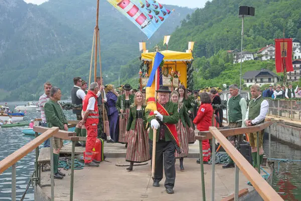 Monstrance under a yellow sky: Corpus Christi procession in Traunkirchen am Traunsee.