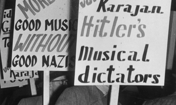Zwar wurde in den USA vor den Konzerten Karajans protestiert, etwa hier vor der Carnegie Hall in New York 1955, aber nicht so breit, wie oft angenommen, hat  Wolffsohn recherchiert.
