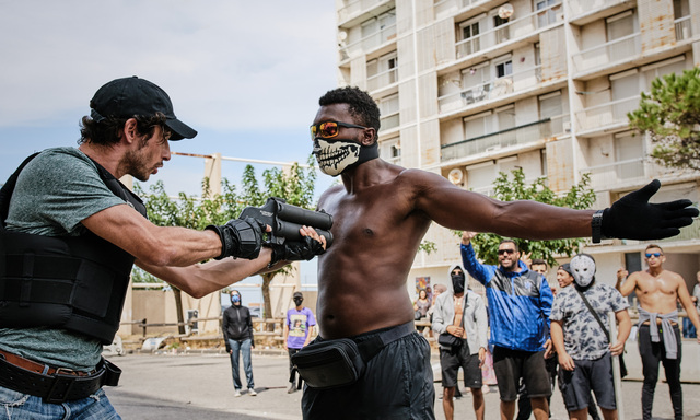 Mit welchen Waffen bekriegen sich die Drogengangs? Szene aus dem französischen Film „Bac Nord“ (2020) über die Cités im Norden von Marseille – sie verzeichnen die höchste Kriminalitätsrate in ganz Frankreich.