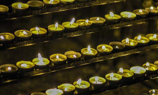 Am Tag ihrer schwierigsten Prüfung werden Kerzen für die angemeldeten Prüflinge angezündet.