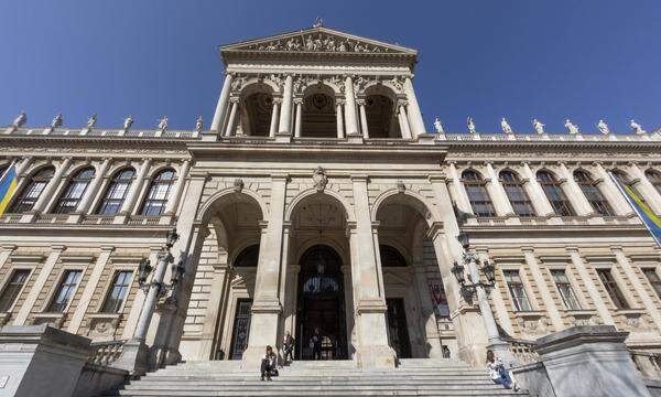 Die große Treppe der Hauptuniversität Wien hat ein neue Farbe.