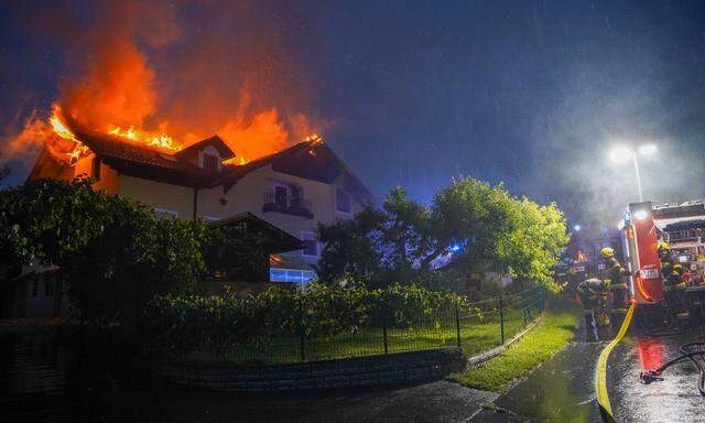 In der Südoststeiermark setzte ein Blitz das Dach eines Hauses in Brand.