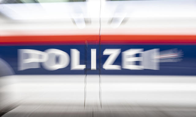 Sprengstoffkundiger Organe und Polizeidiensthunde werden die Schule durchsuchen.