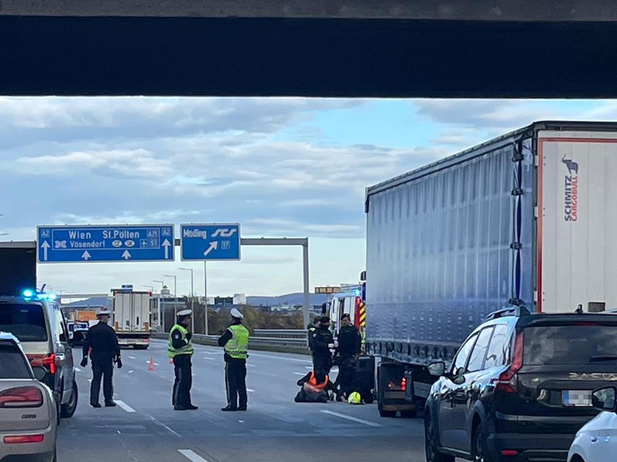 Die Polizei löst die Protestierenden von der Straße, die sich teilweise mit Sand festbetoniert haben.