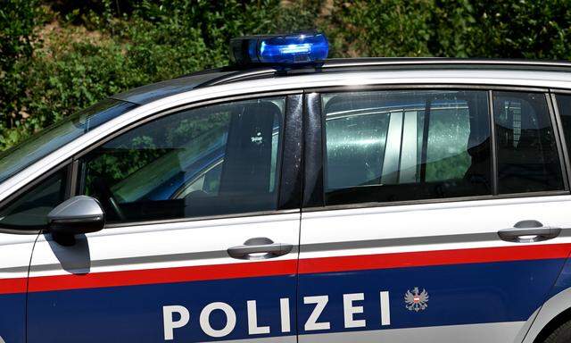 Die Polizei führte am Sonntagabend in Dornbirn Verkehrskontrollen durch. Ein junge Mann wurde dabei aggressiv.